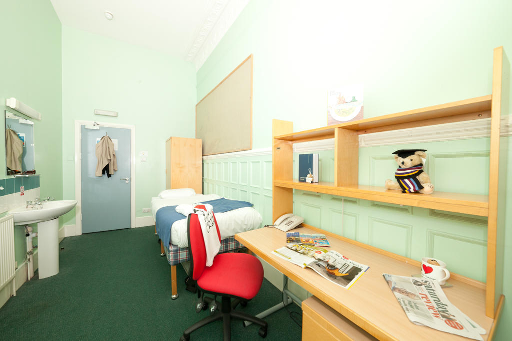 Evelyn Gardens Hostel Лондон Стая снимка